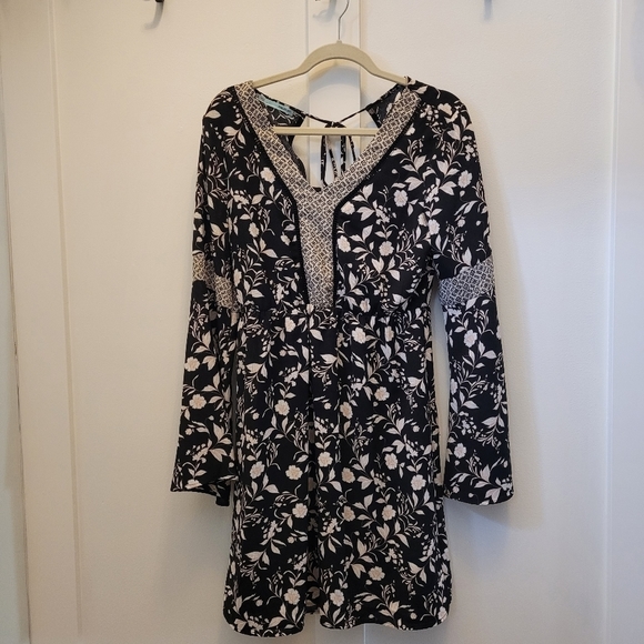 Maurices small boho bell sleeve midi dress v-neck floral tie back. - Picture 10 of 16